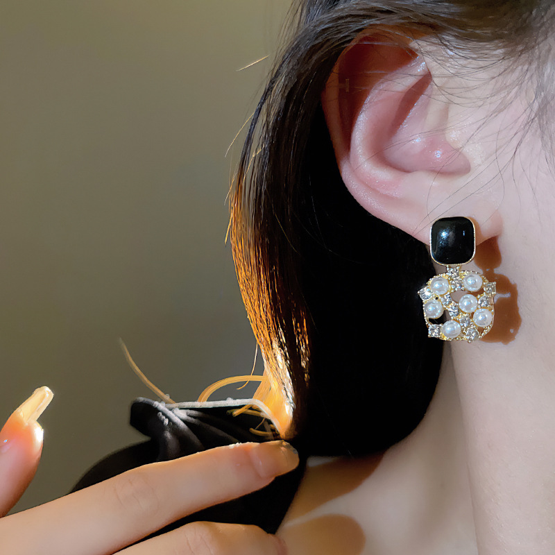 Pearl earrings 2023 new style, trendy and high-end, light luxury, internet-famous stud earrings, Korean style, versatile black earrings for women details Picture
