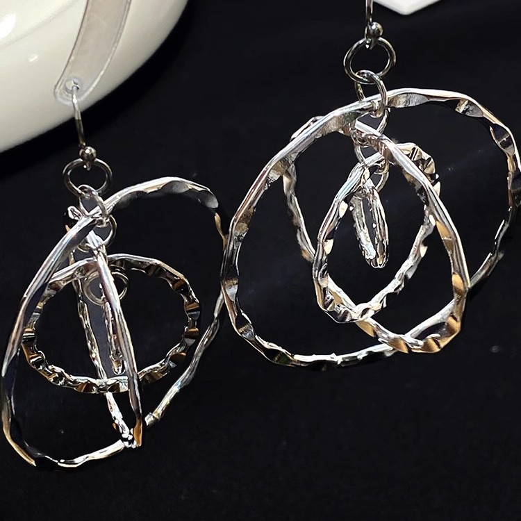 The retro multi-layer hammer-patterned earrings exude a unique feminine charm. They have a cool and refreshing touch. The ear studs modify the face shape and make the face look better. Small earrings Application Scenario