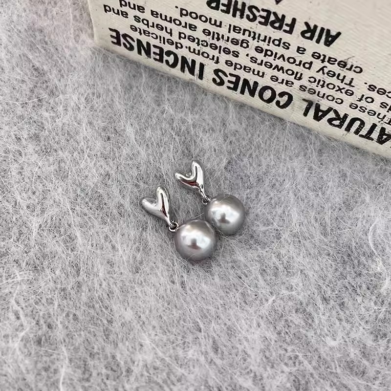 High-end grey pearl heart-shaped stud earrings, a light luxury and niche design for women, are a new bestseller in 2024 details Picture