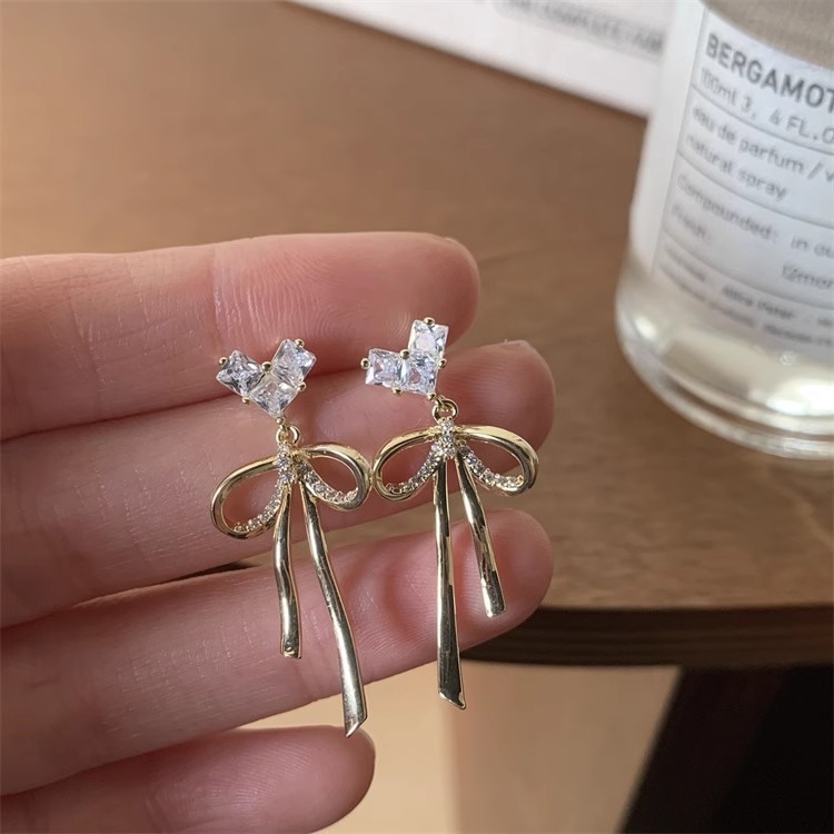 French zircon heart-shaped bow stud earrings, a niche design for women with a high-end feel, are a light luxury, fashionable and versatile ear accessory Application Scenario