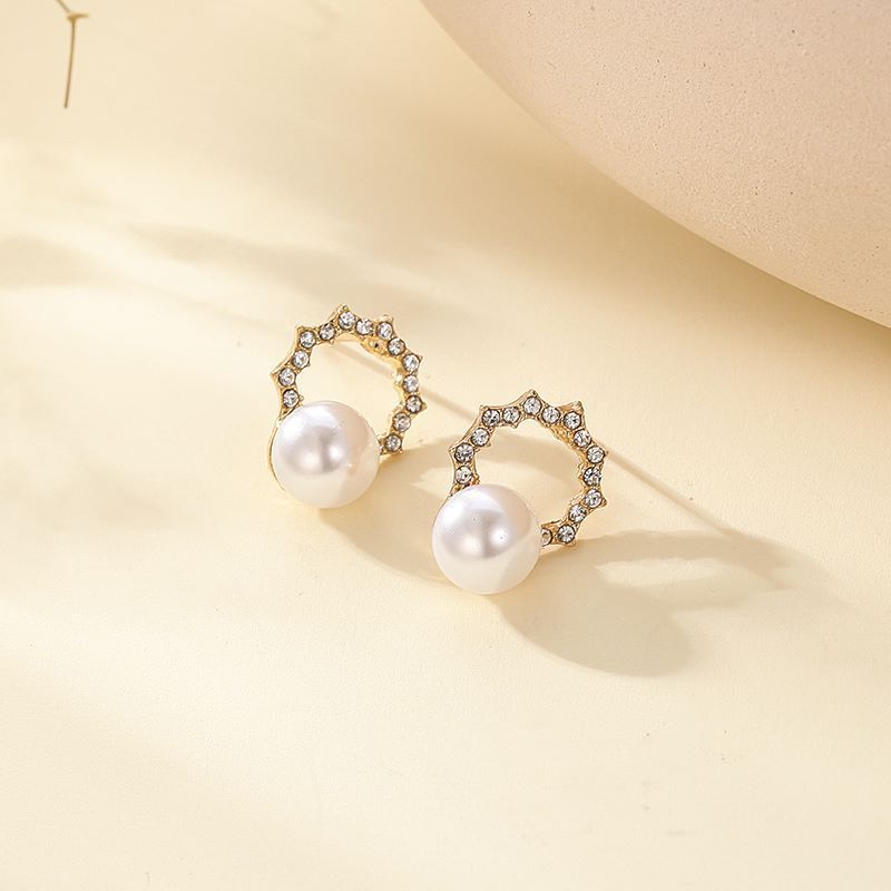 S925 Silver needle pearl Stud earrings from Dongdaemun, South Korea, simple and elegant, versatile round diamond pearl earrings and earrings Application Scenario