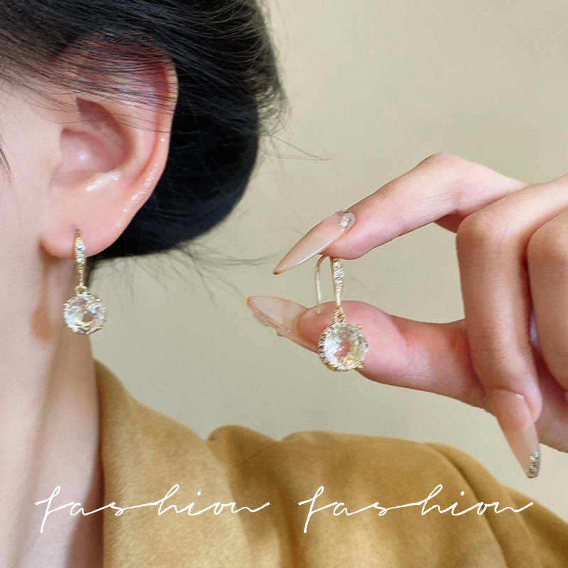 New high-end, light luxury, niche fashion, elegant and refined female stud earrings, unique zircon earrings, versatile earrings, simple and elegant details Picture