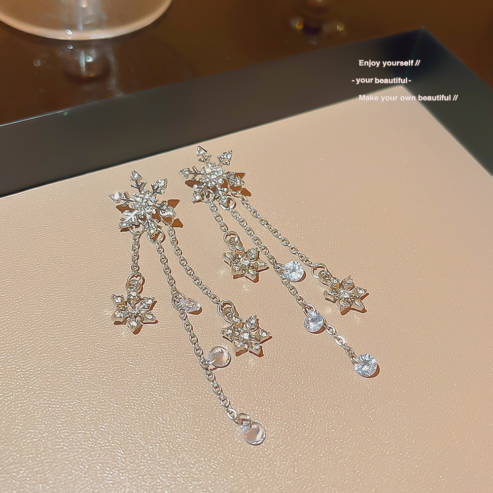 The new super sparkling snowflake diamond earrings are fashionable, exquisite and elegant. The versatile tassel earrings exude a light luxury and high-end feel. They are perfect for women Application Scenario