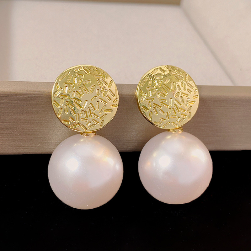 S925 Silver Needle Korean version stylish and trendy pearl earrings, niche design sense stud earrings, simple and cold style earrings for women Application Scenario