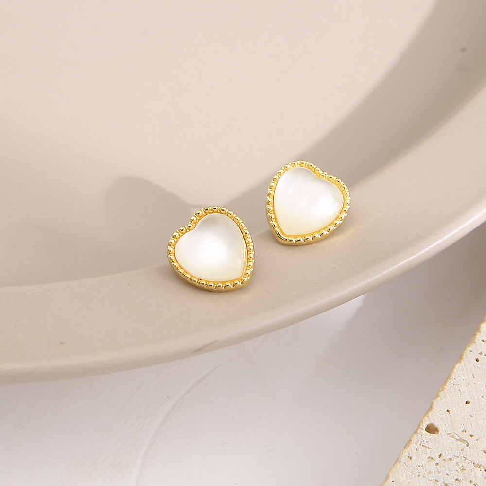 shopee earrings are creative, simple and elegant. White heart-shaped earrings are small, exquisite and high-end. Wholesale heart-shaped stud earrings Application Scenario