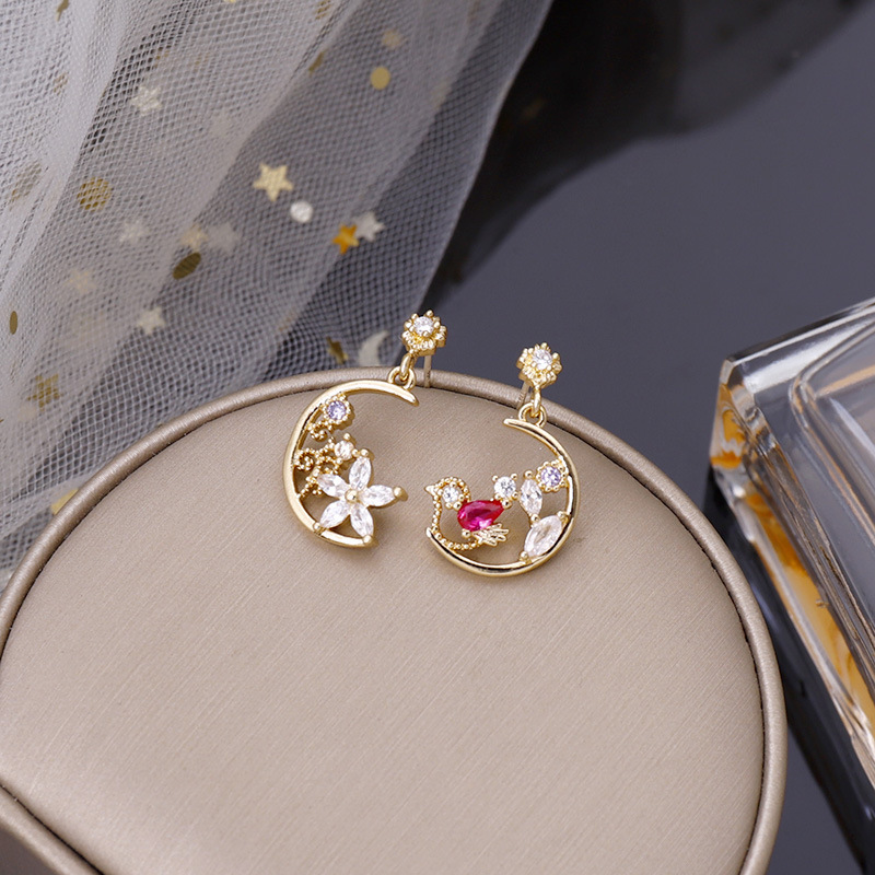 The small and exquisite zircon cartoon bird earrings, with their elegant geometric silver needles, are perfect for spring full figure