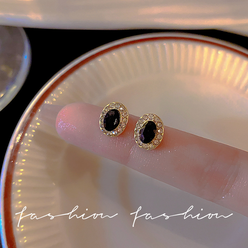 Exquisite and small black zircon oval ear studs for women, Japanese and Korean niche design sense, simple and high-quality earrings wholesale full figure