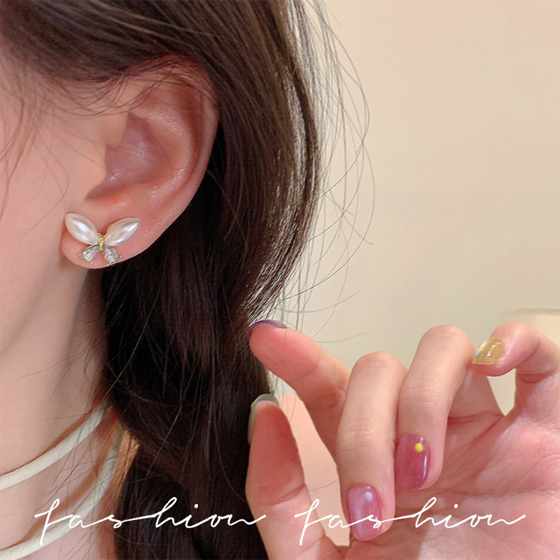 High-end French pearl zircon patchwork butterfly earrings for women, super ethereal, light luxury, simple and elegant commuting earrings Application Scenario