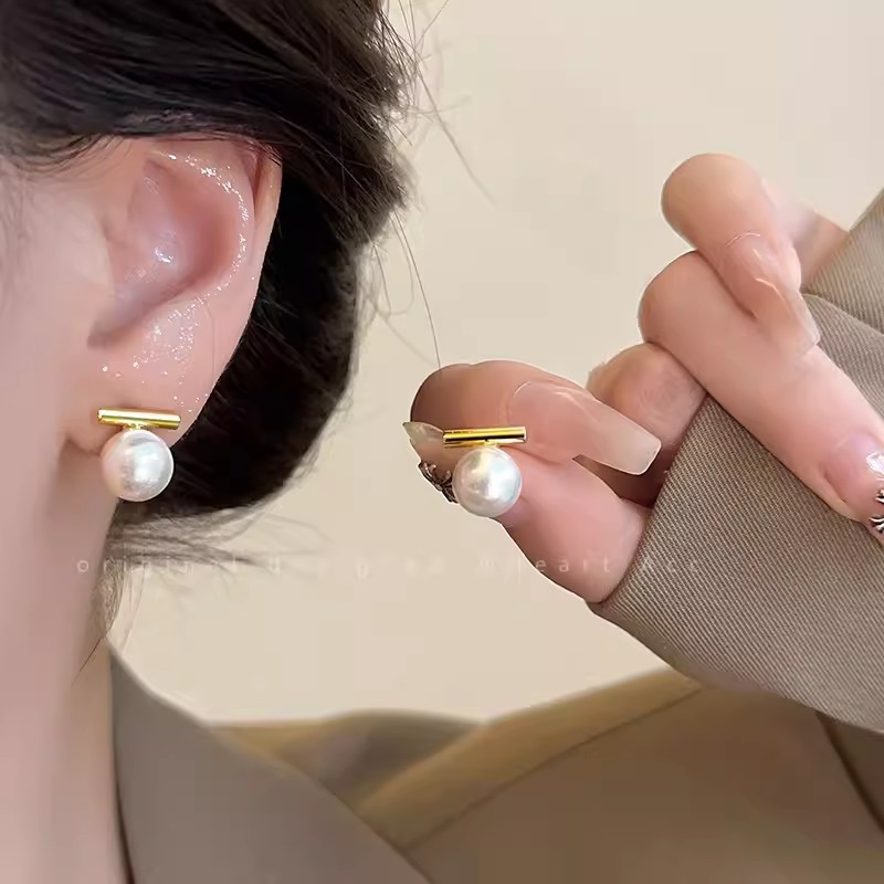 Balanced one-bar pearl silver needle stud earrings for women, retro cold grey chanel-style earrings, simple and versatile bestsellers full figure