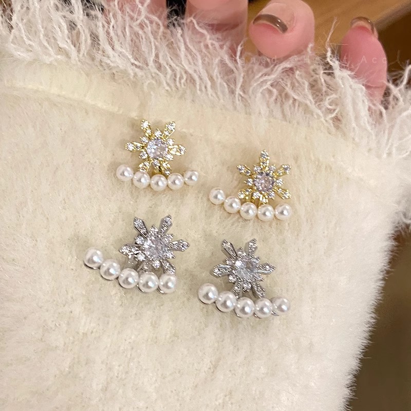 Snowflake Pearl Super Flash Zircon stud earrings for women, light luxury, high-end fashion and exquisite earrings, versatile earrings for autumn and winter atmosphere Application Scenario