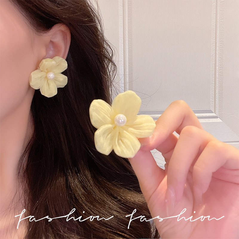 The sweet and ethereal purple flower stud earrings, a female Internet celebrity, exude a high-end and fresh vibe. These earrings are versatile and unique Application Scenario