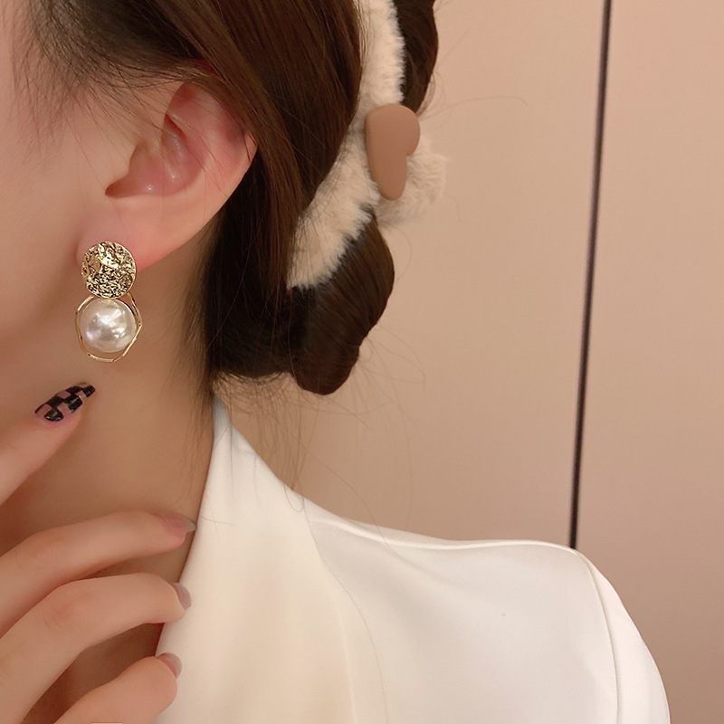 S925 Silver Needle, with a unique and niche design, pearl earrings, a trendy and trendy earpiece for women in 2023 details Picture
