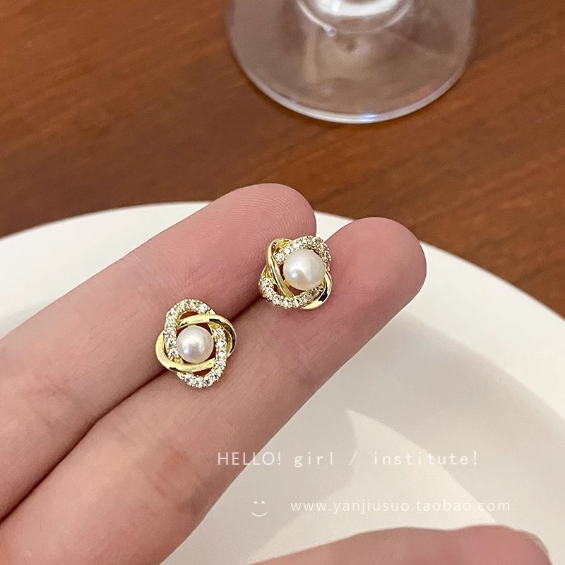 The new 2025 bestseller, the micro-inlaid zircon pearl stud earrings, exude a light luxury and high-end charm. They are small and exquisite French earrings Application Scenario