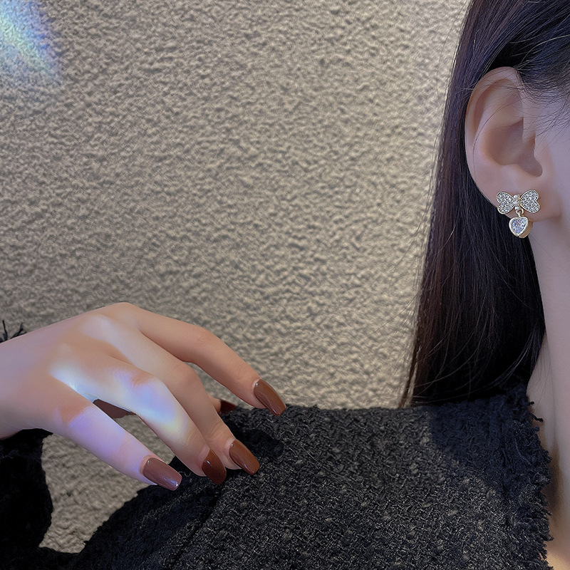 Heart-shaped stud earrings, women's bow pearl earrings, 2022 new trendy, light luxury, niche design, high-end earrings and pendants Application Scenario