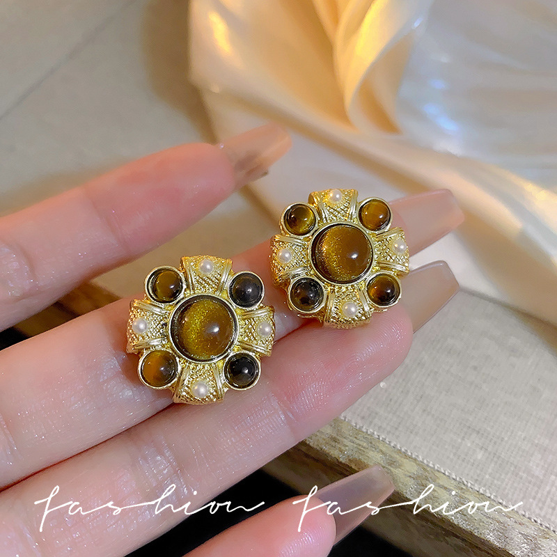 Maillard retro tiger's eye pearl stud earrings, a light luxury and high-end French earring, a rare and elegant heavy metal accessory for women full figure