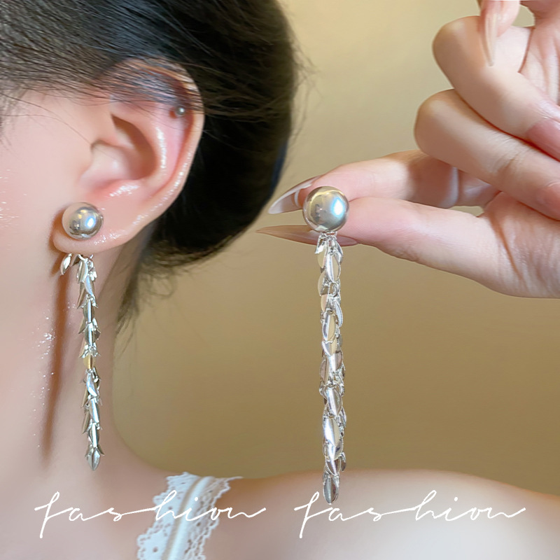 Wavy wheat ears, Japanese mixed style, long tassel stud earrings, women's niche design, high-end sense earrings, exquisite and elegant earrings Application Scenario