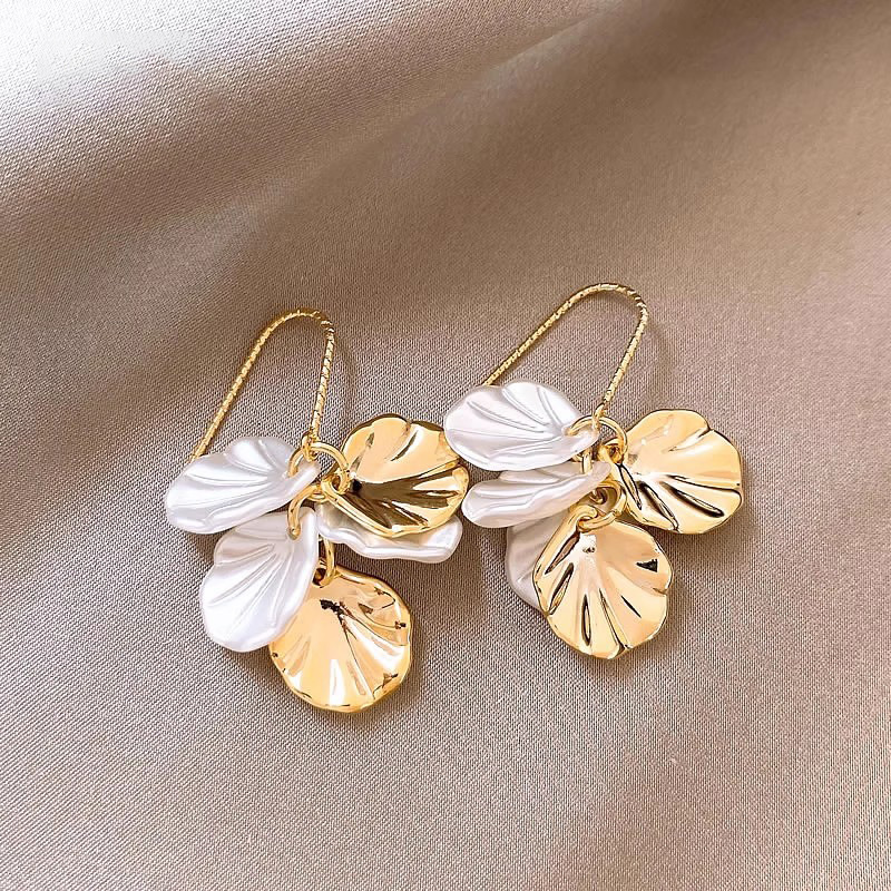 Shell flower earrings for women 2025 New bestseller, unique and niche style, stud earrings, light luxury, high-end and exquisite earrings details Picture