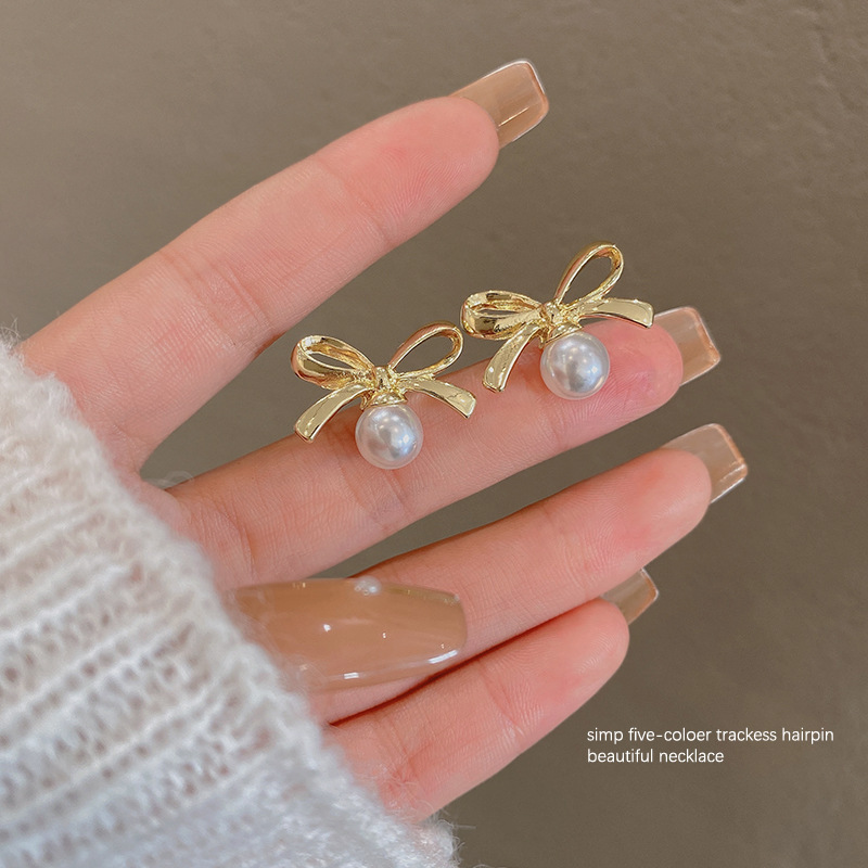 S925 Silver needle retro bow metal earrings, versatile and personalized pearl stud earrings in a Hong Kong style, the same as the popular earrings full figure