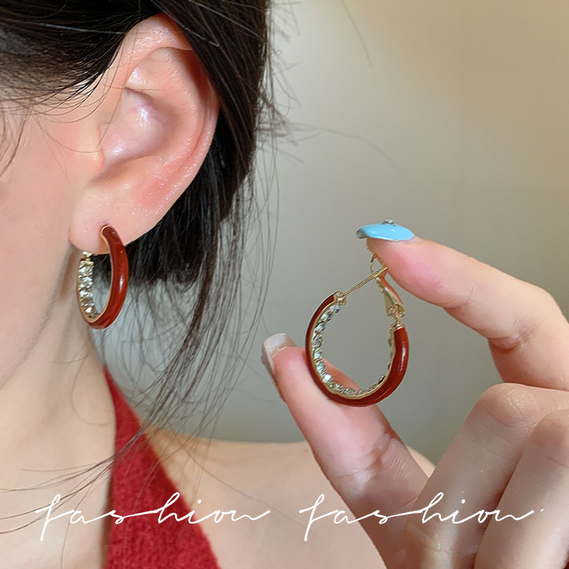 Fashionable, elegant, simple and versatile red circle earrings, exquisite, light luxury, niche design, high-end feel, slimming ear rings for women full figure