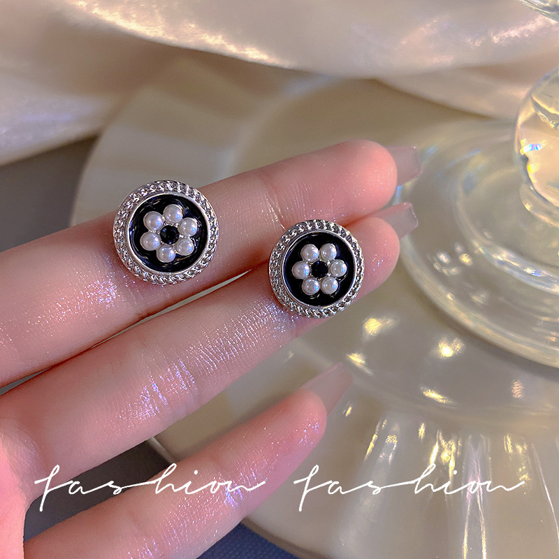 French retro Hepburn style ins oval retro glazed flower stud earrings, Japanese and Korean pearl earrings, and chanel-style earrings full figure