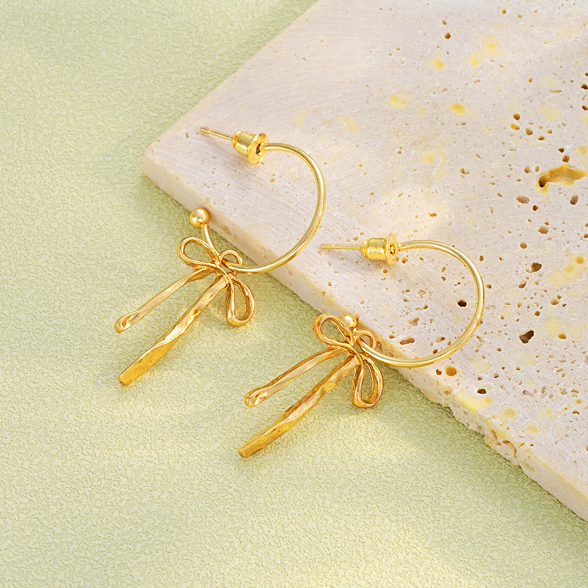 New, simple, niche, creative and elegant bow tassel earrings from Europe and America, a fashionable and high-end accessory for women Application Scenario