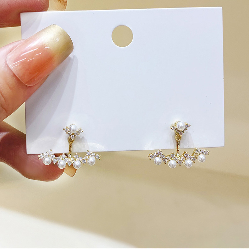 A new, niche design with 925 silver needle and pearl stud earrings on the front and back, a simple diamond-encrusted two-pair earring Application Scenario
