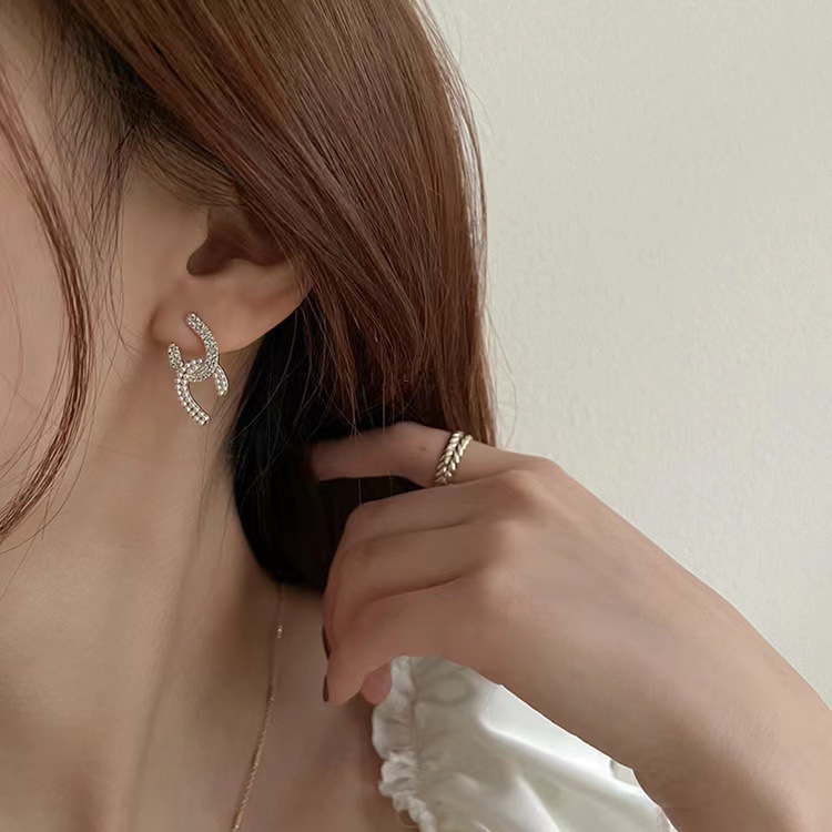 The S925 silver needle French design cross-geometric pearl stud earrings exude an elegant and refined charm. The small chanel-style earrings are sweet and fashionable Application Scenario