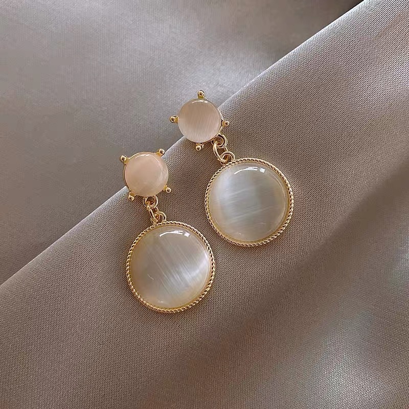 S925 Silver Needle round cat's eye stone earrings, new style earrings, Korean Internet celebrity style women's earrings, commuter style earrings Application Scenario