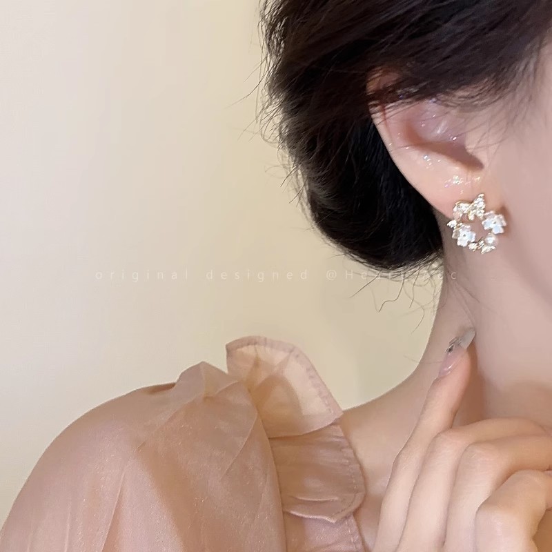 Gentle butterfly flower stud earrings for women, with a unique, light luxury and high-end feel. Niche design, fashionable and versatile, elegant earrings details Picture