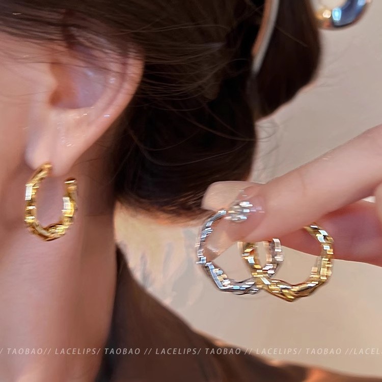 The classic plain ring earrings with a cold and elegant style are a new bestseller for women in 2025. The high-end stud earrings are a niche and light luxury accessory full figure