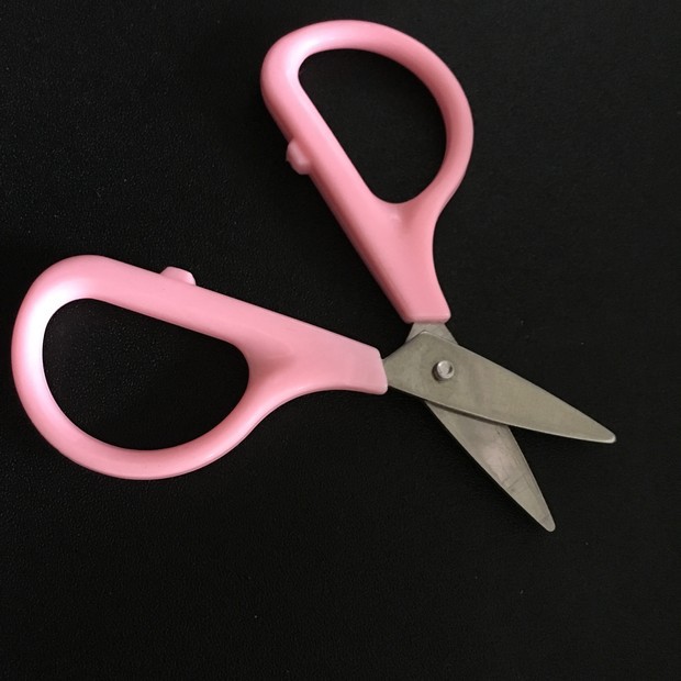 Factory direct sales of sewing kits, small scissors, first aid supplies accessories, high-quality stainless steel small scissors, pink wholesale Specification drawing