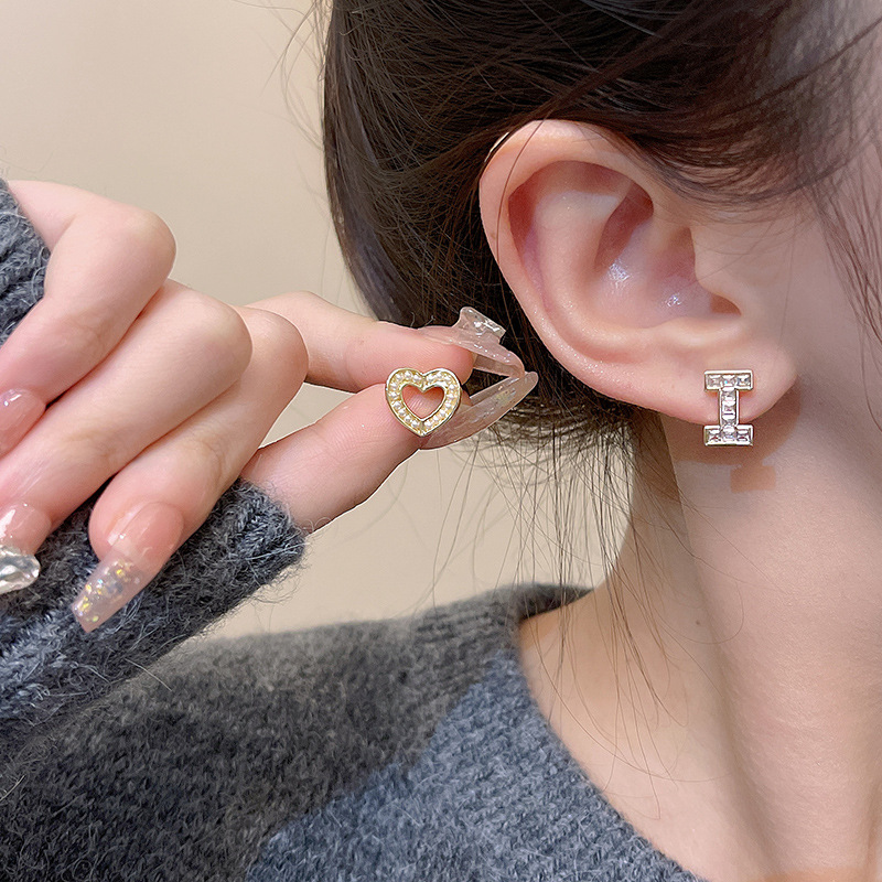 Japanese and Korean fashion creative asymmetrical design sense pearl heart zircon stud earrings, cold and individualistic style earrings and earrings details Picture