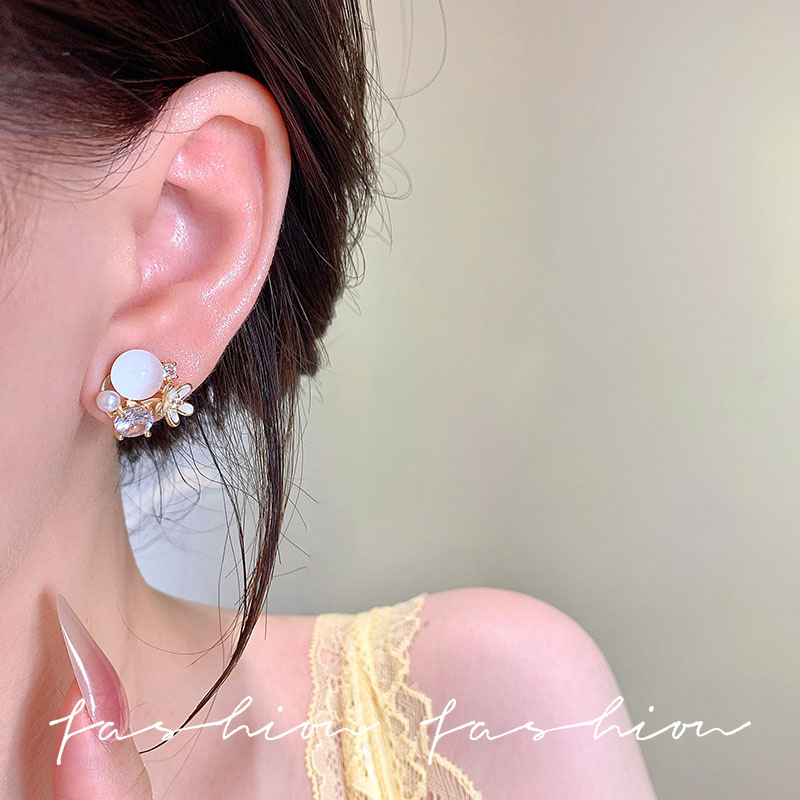 The fresh and versatile floral stud earrings exude a light luxury, niche and high-end feel. The super sparkling copper micro-set diamond earrings are the same style as the Internet celebrities Application Scenario