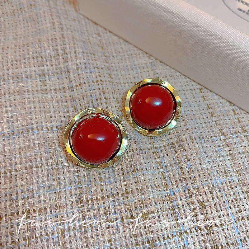 The new 2025 best-selling red bean earrings from Xiangsi are perfect for the Spring Festival in autumn and winter. They are high-end and niche red earrings Application Scenario