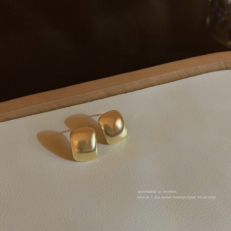 S925 Silver Needle Korean simple metal style earrings, female Internet celebrity style stud earrings, small, retro and high-end earrings full figure