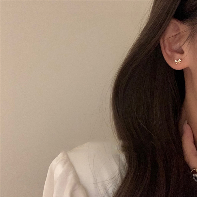 A six-piece set of Japanese and Korean style heart-shaped pearl bow earrings, small and versatile for women, trendy high-end earrings and earrings details Picture