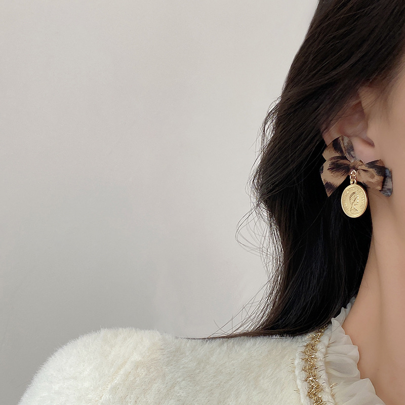 European and American retro and unique bow earrings, elegant autumn and winter leopard print earrings, fashionable and popular on Instagram earrings details Picture