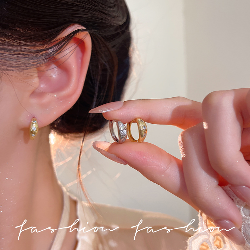 Golden small sun ear rings, simple diamond-encrusted ear buckles, cold style, retro and versatile earrings, personalized and elegant earrings wholesale full figure