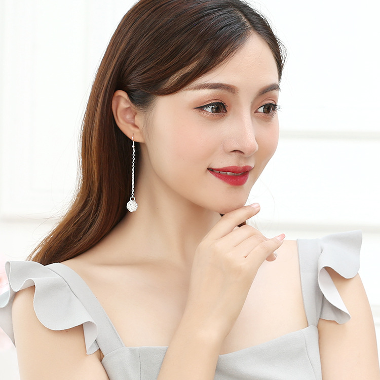 Korean retro hollowed-out metal woven spherical geometric circle earrings, long tassel earrings, women's factory wholesale Application Scenario