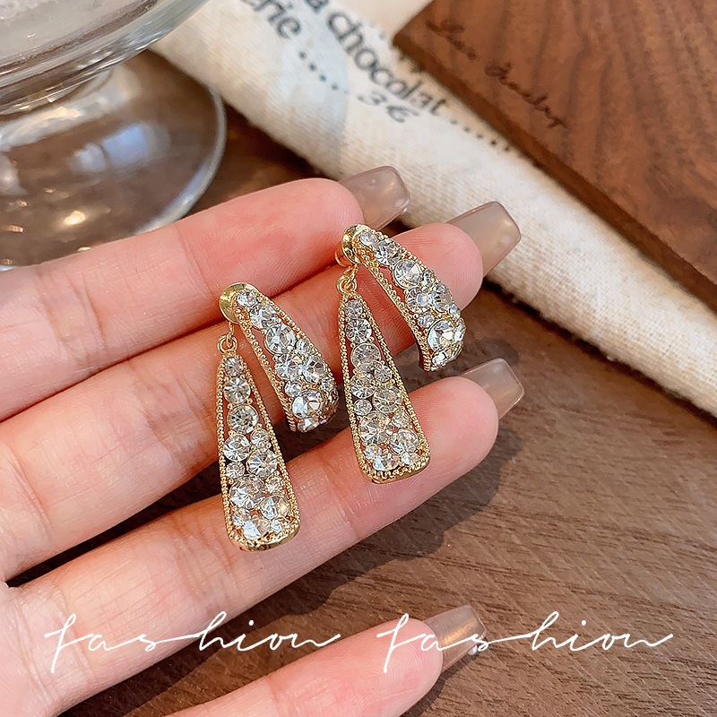 The women's niche design of the water-drop earrings, which are full of diamonds on both the front and back, exude a sense of fashion and sophistication. They are the same style of earrings as Internet celebrities details Picture