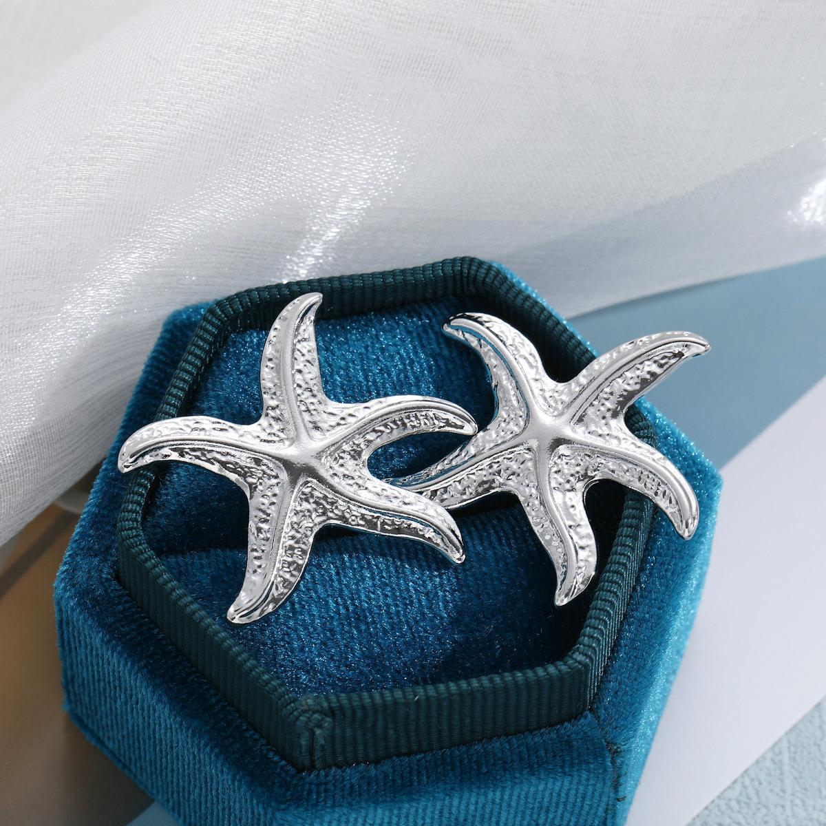 The popular ocean-style starfish stud earrings for women in summer are irregularly pleated leaf retro earrings from cross-border shein in Europe and America Application Scenario