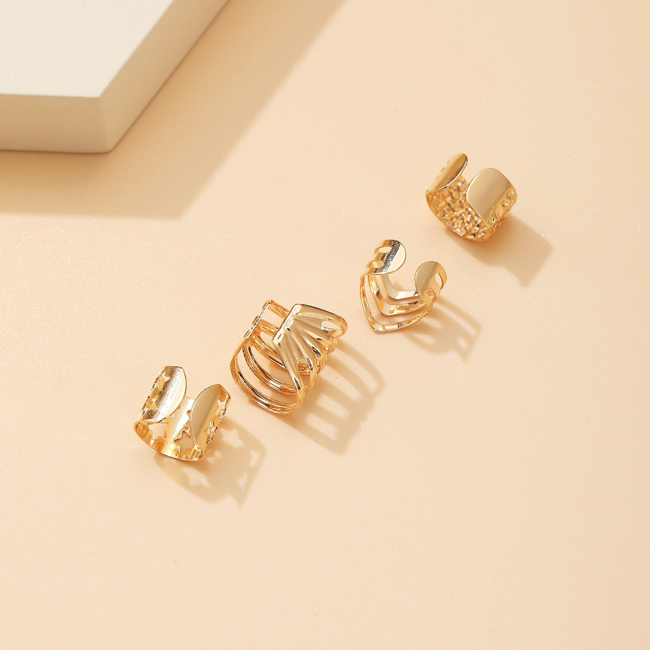 Creative and simple gold ear bone clip four-piece set, metal personalized star-shaped hollowed-out C-shaped ear clip set Specification drawing