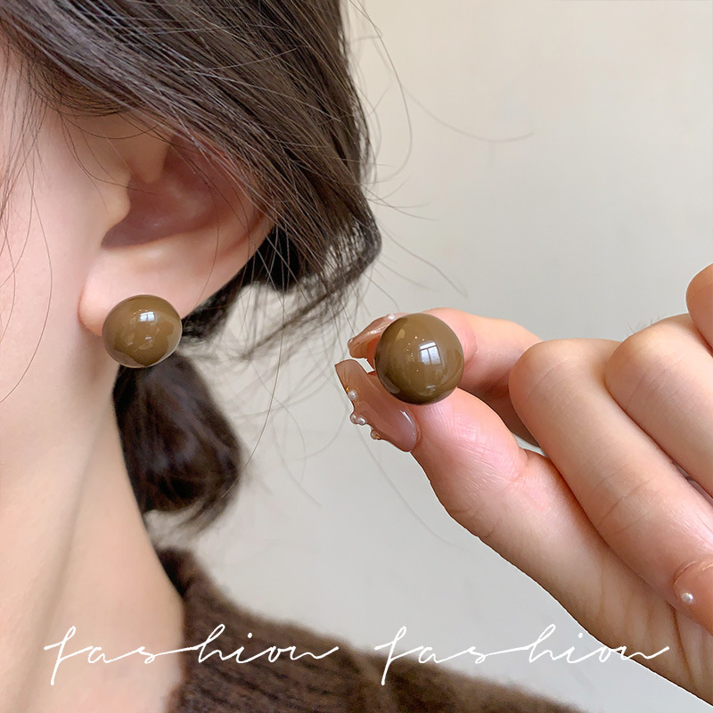 High-end and elegant steamed bun stud earrings for women, simple and versatile earrings, trendy and retro autumn and winter earrings wholesale Application Scenario