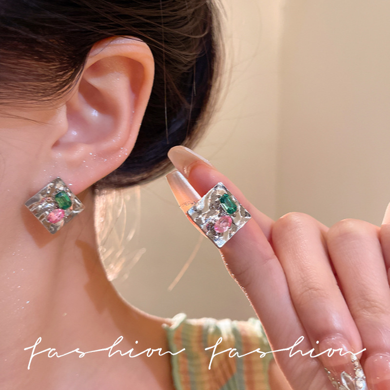 Pleated zircon square earrings, Japanese and Korean simple and fashionable design sense ear studs, new personalized and elegant earrings for women wholesale full figure
