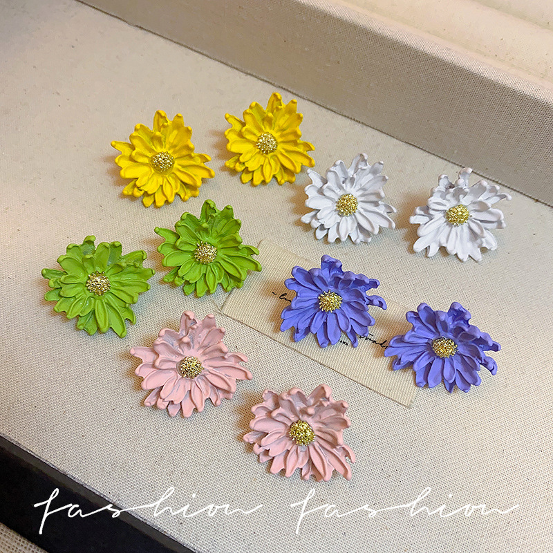 Flower-shaped stamens stud earrings exude a light luxury and high-end charm, with a unique and exquisite touch. They are a new bestseller for women in 2025 Specification drawing
