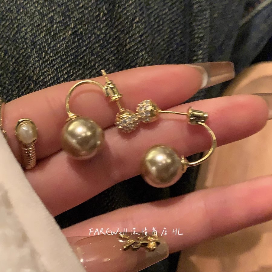 This is a pair of fashionable and elegant pearl stud earrings with a unique design for women, exuding a sense of high-end luxury Application Scenario