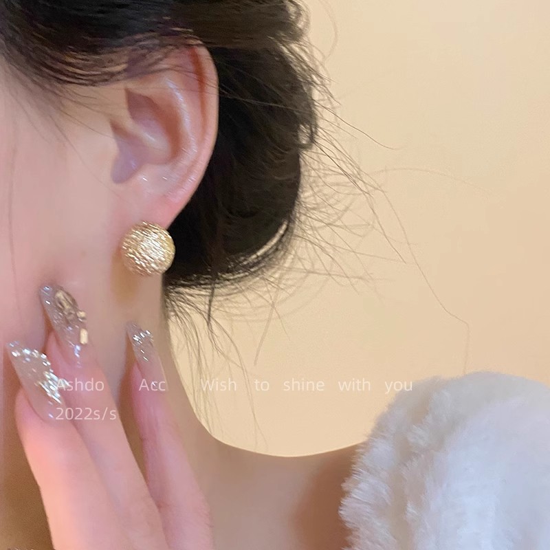 French retro golden bean stud earrings for women, simple and luxurious style, niche design, high-end and fashionable earrings details Picture
