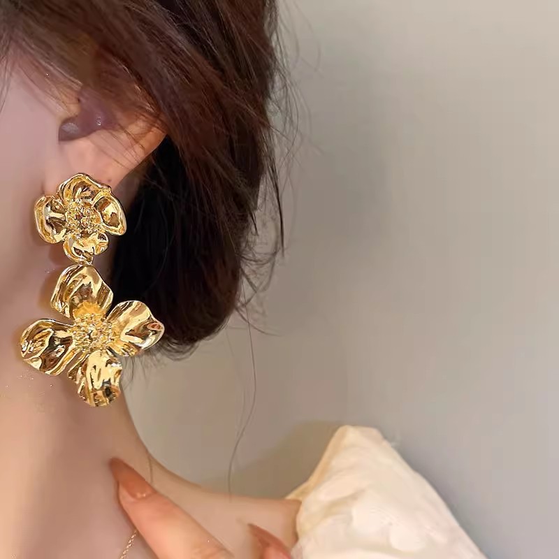 High-end metallic cold style exaggerated and grand earrings, retro design for women, elegant and star-style earrings and accessories Application Scenario