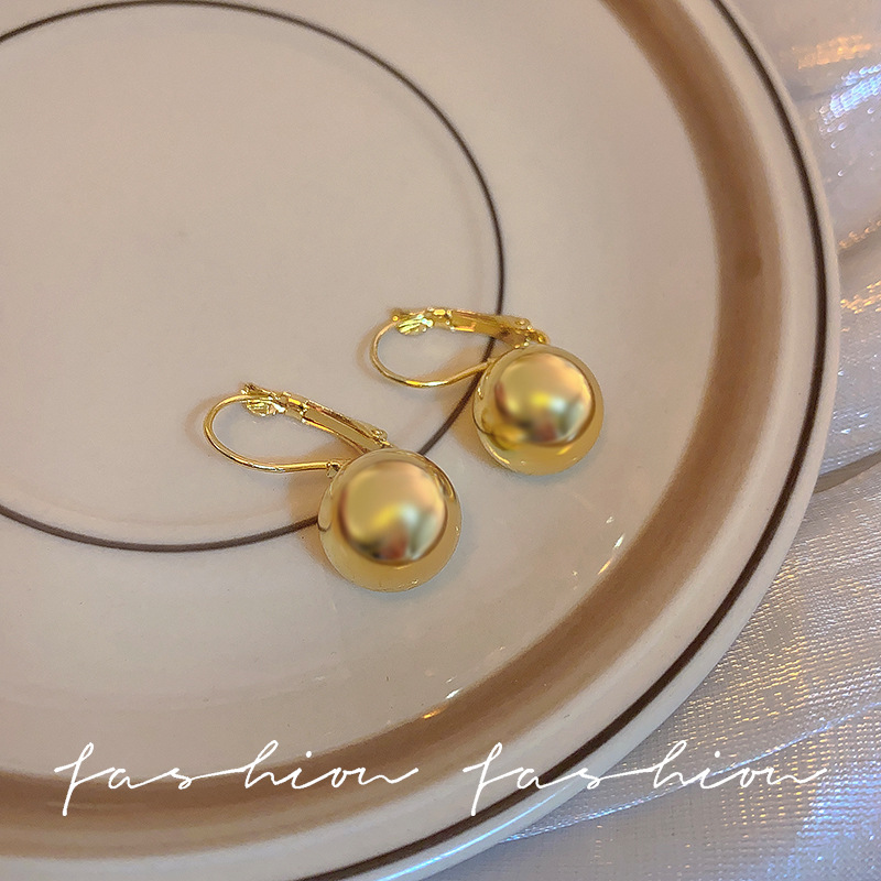 The light luxury metal round ball earrings exude a sense of sophistication for women. The niche design is fashionable, the ear buckles are elegant, and the round bead earrings and earrings are popular on the Internet Application Scenario