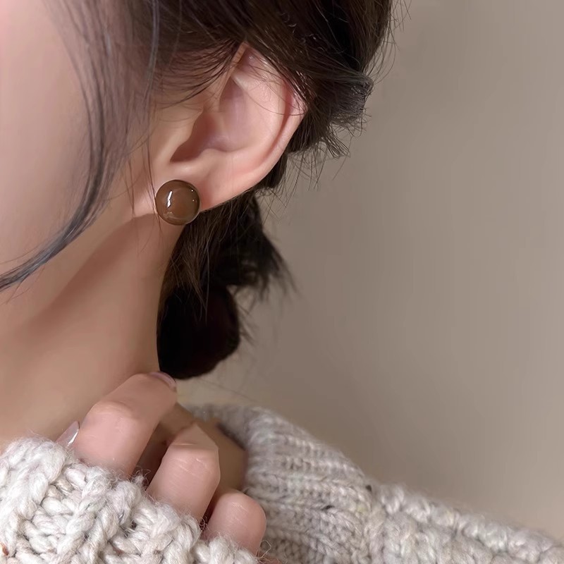 Autumn and winter Maillard style coffee-colored pearl stud earrings for women, retro and fashionable, simple and versatile, unique earrings Specification drawing